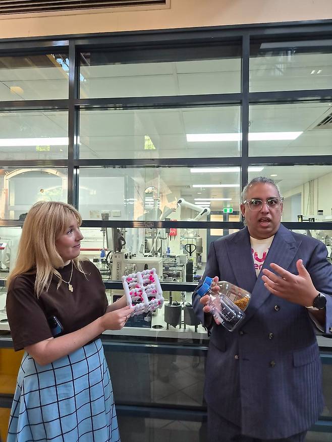 저비용 수소 저장 기술을 개발하는 럭스 에너지의 제한 캉가 CEO(오른쪽)가 자사의 기술을 설명하고 있다. 김연주 기자