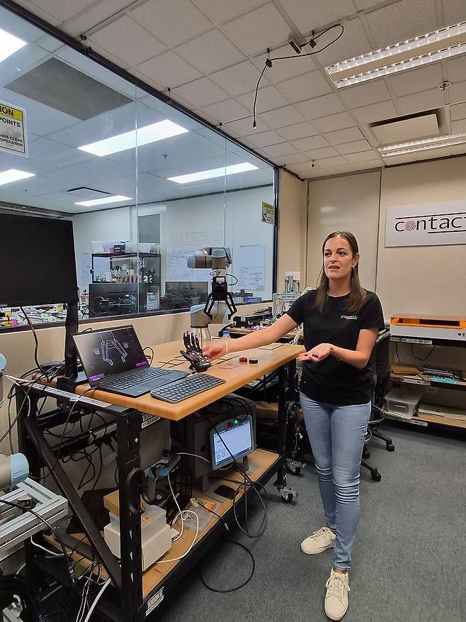 컨택타일의 헤바 카미스 CEO가 로봇 손에 촉각을 구현하는 기술을 설명하고 있다. 김연주 기자