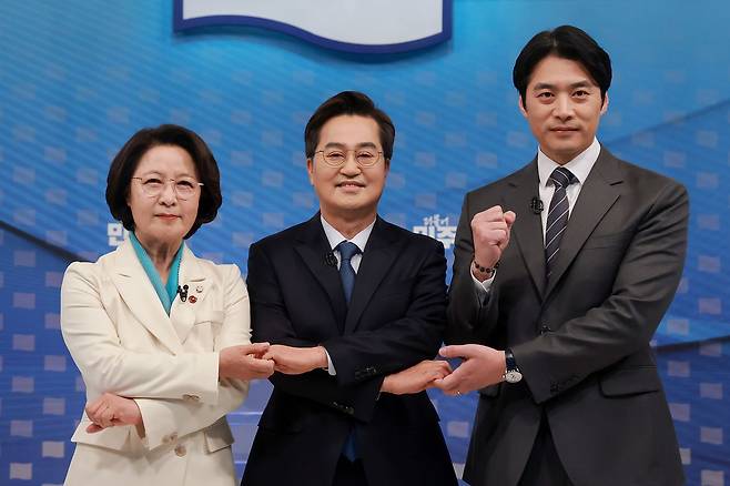 추미애(왼쪽부터), 김동연, 한준호 더불어민주당 경기도지사 경선후보가 지난 1일 서울 양천구 SBS 목동 스튜디오에서 열린 더불어민주당 경기도지사 후보자 2차 TV 합동토론회에서 기념촬영을 하고 있다. 뉴스1