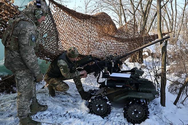 지난 1월 우크라이나군이 자포리자 전선에서 랜드 드론(UGV)을 시험하고 있다. AP=연합뉴스