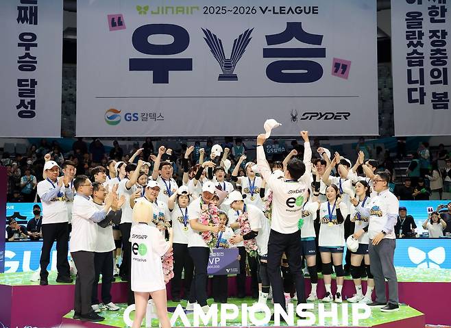 5일 오후 서울 중구 장충체육관에서 열린 2025-2026 V-리그 여자부 GS칼텍스와 한국도로공사의 챔피언결정전 3차전, 세트스코어 3-1로 승리해 우승을 차지한 GS칼텍스 유서연이 허세홍 구단주에게 꽃목걸이를 걸어주고 있다. 뉴시스