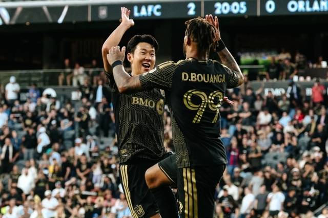▲ 로스앤젤레스 FC 손흥민이 5일(한국 시간) 미국 캘리포니아 LA BMO 스타디움에서 열린 올랜도 시티 SC와 2026 메이저 리그 사커 6라운드 맞대결에서 드니 부앙가의 득점을 도운 뒤 함께 세리머니를 하고 있다. 로스앤젤레스 FC 페이스북 캡처