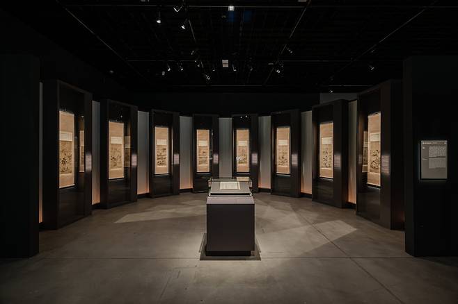 전시 2부 ‘1849년, 추사의 그림 수업‘에 나온 김정희의 '예림갑을록'과 여덟 제자가 그린 '팔인수묵산수도'. 대구간송미술관 제공