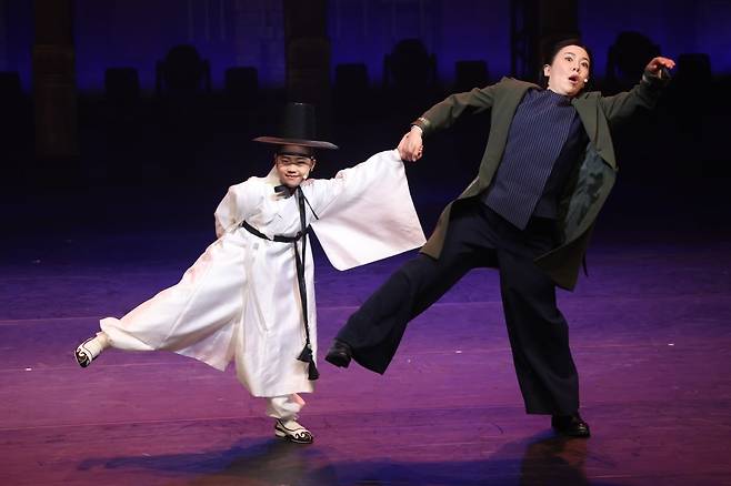 국립정동극장 예술단의 '광대' 가운데 아이와 순백의 만남. 연합뉴스