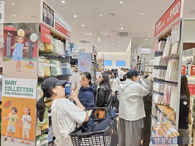 지난 3일 유니클로 스타필드 하남점 내부에서 소비자들이 쇼핑을 하고 있다./사진=박수림 기자