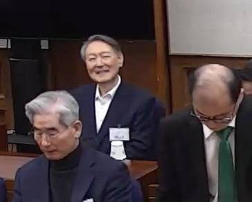 윤석열 전 대통령이  지난2월19일 서울중앙지방법원에서 열린 12·3 비상계엄 관련 내란 우두머리 혐의 1심 선고공판에 출석해 웃고 있다. 서울중앙지법 제공