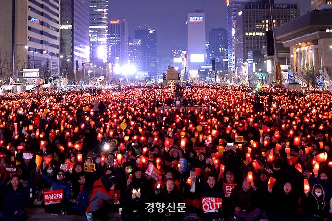 박근혜정부 출범 4주년인 2016년 2월25일 저녁 서울 광화문광장에서 ‘박근혜정권 퇴진 비상국민행동’이 대규모 촛불 집회를 열고 있다. 경향신문 자료사진
