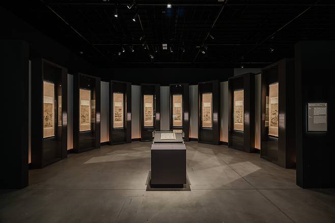 대구간송미술관 ‘추사의 그림수업’에 전시된 김정희의 <예림갑을록>(앞)과 8명의 화가가 그린 ‘팔인수묵산수도’. 대구간송미술관 제공