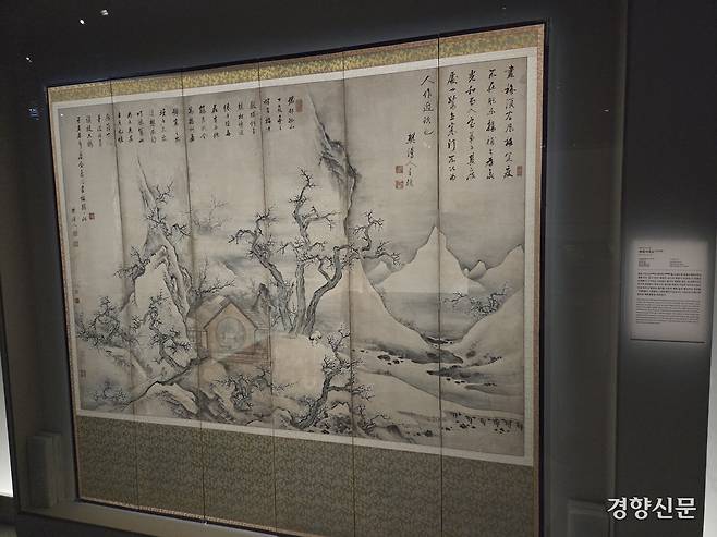 이한철이 6폭 병풍에 그린 ‘매화서옥도’(19세기 말). 대구 | 윤승민 기자