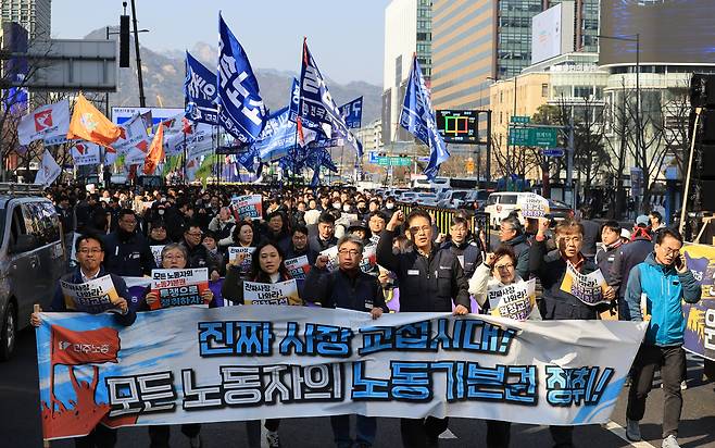 ‘노란봉투법’(노동조합 및 노동관계조정법 2·3조 개정 법률) 시행 첫날인 지난달 10일 서울 세종로에서 열린 민주노총 투쟁 선포대회를 마친 조합원 등이 행진하고 있다. 연합뉴스