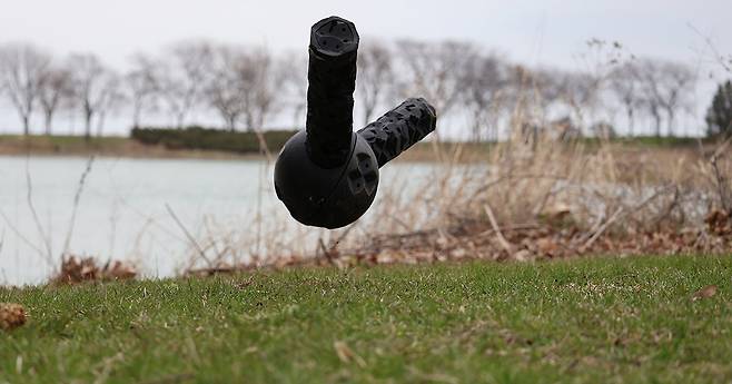 손잡이가 두 개 달린 망치 형태의 ‘다리형 메타머신’이 뛰어오르고 있다. 높이 37㎝를 튕겨 오르는 것이 가능하다.  노스웨스턴대 제공