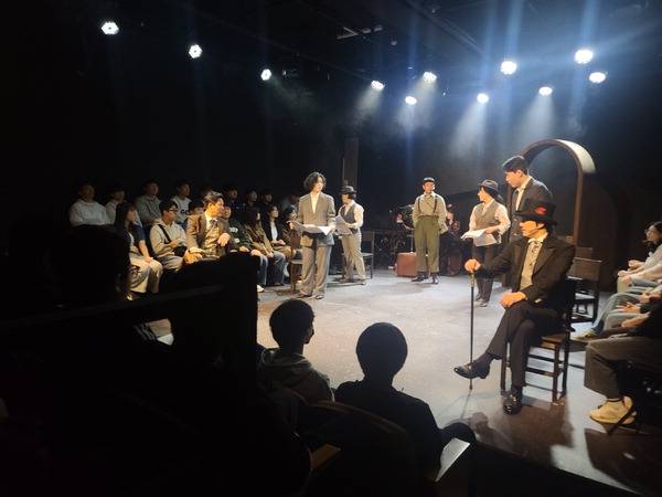 2024년 부산문화재단 ‘올해의 포커스온’에 선정된 뮤지컬 ‘80일간의 세계일주’가 지난해 10월 부산 광안리 소극장 어댑터씨어터에서 펼쳐지고 있다. 이 작품은 예술은공유다(대표 심문섭)가 제작했다. 부산문화재단 제공