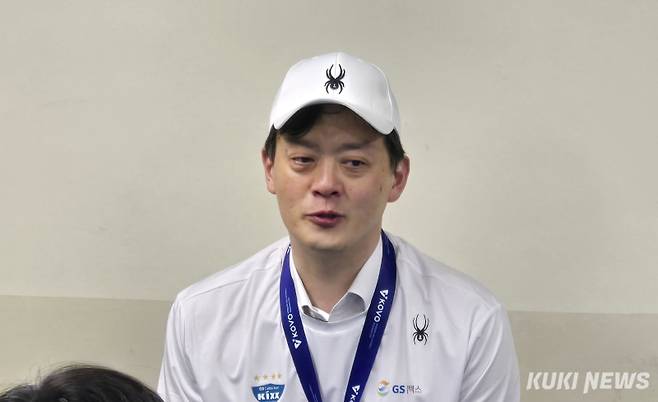 이영택 감독이 5일 오후 1시30분 서울 장충체육관에서 열린 한국도로공사와 ‘진에어 2025~2026 V-리그’ 여자부 챔피언결정전 3차전 승리로 우승을 차지한 뒤 인터뷰하고 있다. 김영건 기자