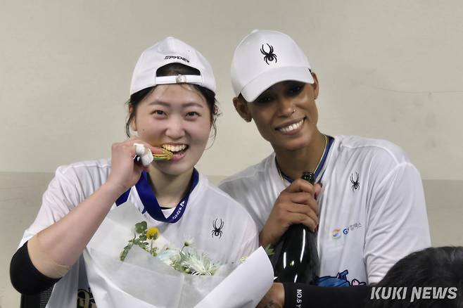 지젤 실바(오른쪽)와 권민지(왼쪽)가 5일 오후 1시30분 서울 장충체육관에서 열린 한국도로공사와 ‘진에어 2025~2026 V-리그’ 여자부 챔피언결정전 3차전 승리로 우승을 차지한 뒤 인터뷰하고 있다. 김영건 기자