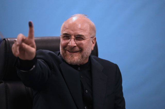 모하마드 바게르 갈리바프 이란 마즐리스(의회) 의장이 지난해 6월 수도 테헤란에 있는 내무부에서 대통령 보궐선거 후보로 등록하며 미소를 짓고 있다. AP연합뉴스