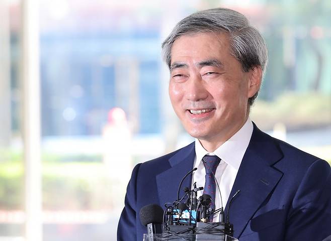 신현송 한국은행 총재 후보자가 31일 서울 중구 한화금융플라자에 마련된 인사청문회 준비 사무실로 출근하며 취재진의 질문에 답하고 있다. 연합뉴스