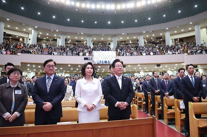 이재명 대통령 부부와 우원식 국회의장 부부가 5일 서울 여의도순복음교회에서 열린 부활절 연합예배에 참석하고 있다. 연합뉴스