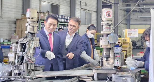 전재원 디온리오토모티브 대표가 백영현 포천시장에게 공장 설비와 생산 제품을 설명하고 있다. 손지영기자