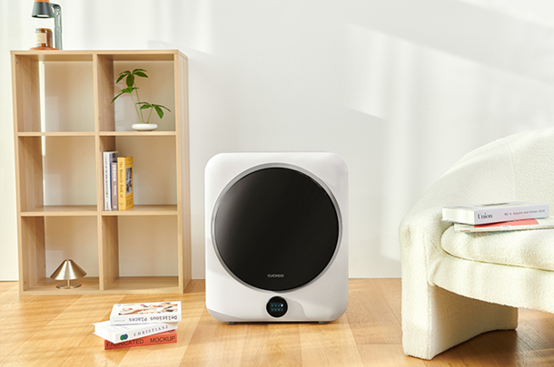 쿠쿠의 미니케어 건조기. 47dB 저소음 설계로 심야 사용도 가능하다. <쿠쿠>