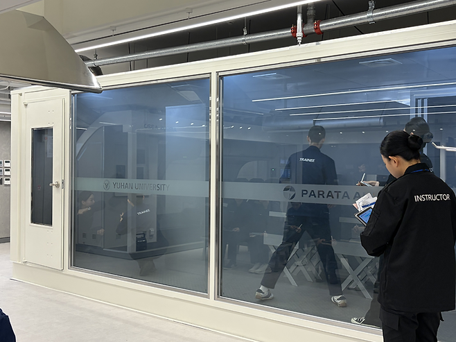 유한대학교 항공훈련센터에서 파라타항공 승무원들이 화재진압훈련을 하고 있다. [안서진 기자]