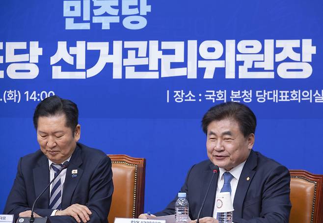 더불어민주당 중앙당 선거관리위원장인 소병훈 의원(오른쪽)과 정청래 대표. [연합뉴스]