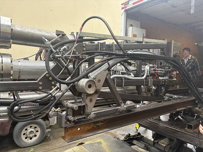 핀 판 동클라르 웨이브모션론치 CEO가 발사기인 제트건을 점검하고 있다. 원호섭 특파원