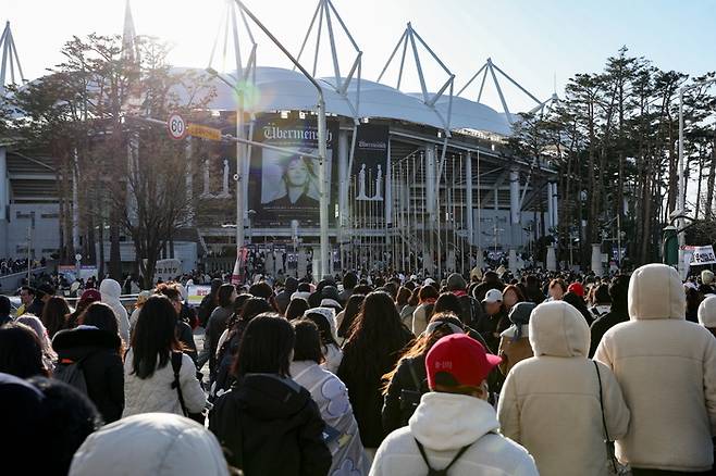 지난해 3월 고양종합운동장에서 열린 지드래곤 공연을 찾은 관람객들. 지난 한 해 동안 고양시를 찾은 관람객은 약 76만명으로 관련 수익은 109억원에 달한다. 고양시