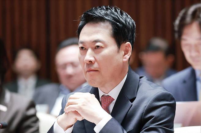 장동혁 국민의힘 대표가 지난 3월 31일 국회에서 열린 의원총회에 참석해 송언석 원내대표 발언을 듣고 있다. 
(연합뉴스)