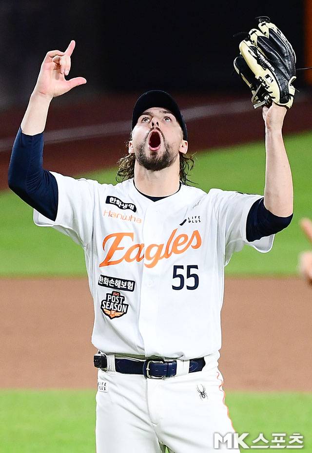 2025년 10월 24일 오후 대전 한화생명볼파크에서 열린 ‘2025 신한 SOL Bank KBO 포스트시즌’ 한화 이글스와 삼성 라이온즈의 플레이오프(5전 3선승제) 5차전에서 한화가 원투펀치 폰세와 와이스의 호투를 앞세워 11-2 대승을 거두면서 시리즈 전적 3승 2패로 한국시리즈에 진출했다. 한화 와이스가 한국시리즈 진출을 확정한 후 환호하고 있다. 사진=김영구 기자