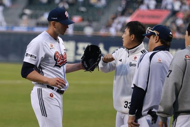당분간 경기에 나서지 못하게 된 플렉센. 사진=두산 제공