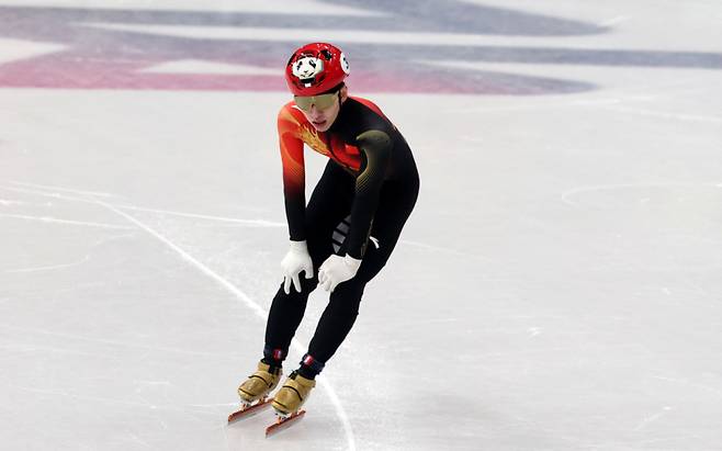 한국 출신 중국 귀화 선수 쇼트트랙 린샤오쥔(한국명 임효준)이 지난 2월18일(현지 시간) 이탈리아 밀라노 아이스 스케이팅 아레나에서 열린 2026 밀라노·코르티나 담페초 동계올림픽 쇼트트랙 남자 500m 준준결승을 마친 뒤 숨을 고르고 있다. /사진=뉴시스