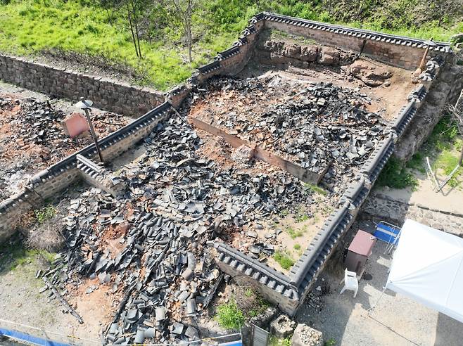 지난해 경북 산불로 의성 고운사 연수전이 훼손된 모습. / 사진제공 = 국가유산청