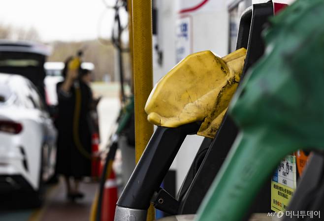 [서울=뉴시스] 김근수 기자 = 중동 전쟁 종식에 대한 기대감 후퇴로 국제 유가가 요동치는 가운데 3일 서울 시내의 한 주유소에 주유기가 놓여 있다. 2026.04.03. /사진=김근수
