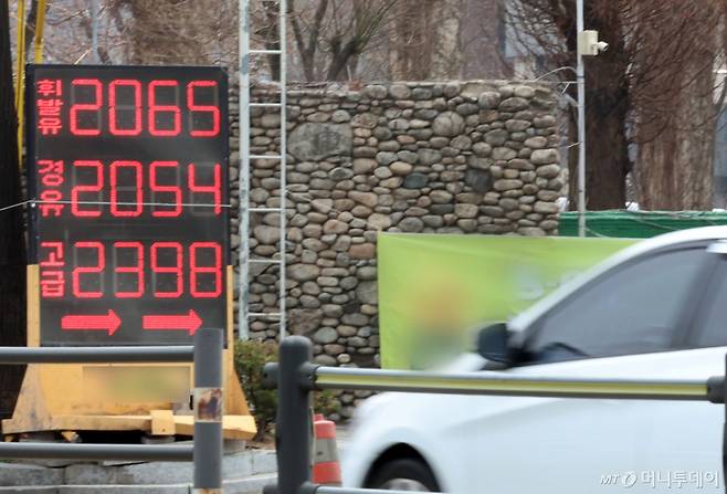 [인천=뉴시스] 전진환 기자 = 중동 사태 장기화 여파로 국제 유가가 급등하는 가운데 4일 인천의 한 주유소의 기름값 안내 전광판에 휘발유 가격이 2,065원을 알리고 있다.  2026.04.03./사진=전진환