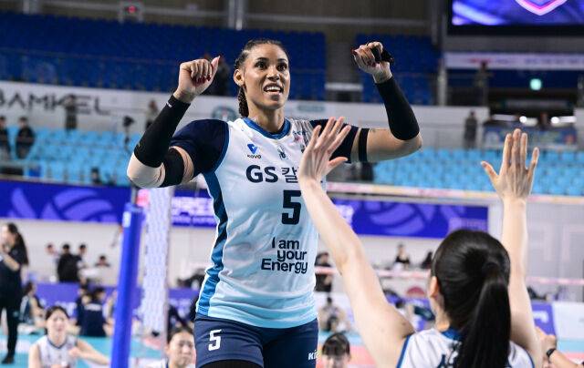 실바가 챔피언결정전 2차전에서 승리한 뒤 팬들을 향해 춤을 추고 있다 / 한국배구연맹(KOVO)