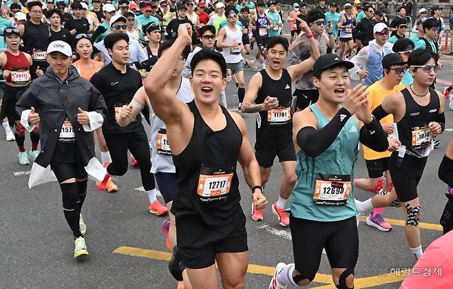 5일 오전 서울 종로구 광화문광장에서 열린 ‘2026 더 레이스 서울 21K’ 마라톤 대회에서 참가자들이 힘차게 출발하고 있다. 임세준 기자