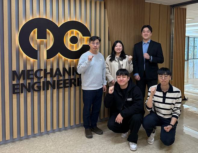 이강택(윗줄 왼쪽부터) KAIST 교수, 오세은 박사과정, 정인철 한국지질자원연구원 연구원, 김형근 KAIST 박사과정, 김동연 박사.[KAIST 제공]