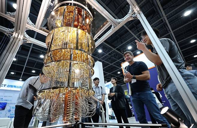 지난해 6월 서울 서초구 aT센터에서 열린 ‘퀀텀코리아 2025’에서 관람객들이 양자컴퓨터 모형을 살펴보고 있다. [연합]