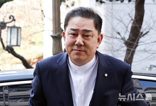 [서울=뉴시스] 최진석 기자 = 13개 의혹을 받고 있는 김병기 무소속 의원이 2일 서울 마포구 서울경찰청 공공범죄수사대로 경찰 5차 소환에 출석하고 있다. 2026.04.02. myjs@newsis.com