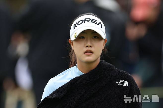 [해남=뉴시스] 권창회 기자 = 19일 오전 전남 해남 파인비치 골프링크스에서 열린 BMW 레이디스 챔피언십 2025 파이널라운드에서 오수민이 1번 홀 티샷을 친 뒤 이동하고 있다. 2025.10.19. kch0523@newsis.com