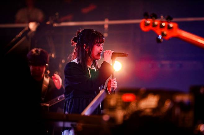 [서울=뉴시스] 3일 오후 서울 강서구 LG아트센터 서울 U+스테이지 홀에서 열린 EBS 스페이스 공감 '홈커밍데이'에서 한로로가 공연하는 모습. (사진 = EBS 제공) 2026.04.05 photo@newsis.com *재판매 및 DB 금지