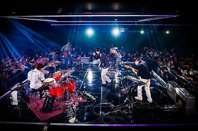 [서울=뉴시스] 3일 오후 서울 강서구 LG아트센터 서울 U+스테이지 홀에서 열린 EBS 스페이스 공감 '홈커밍데이'에서 실리카겔이 공연하는 모습. (사진 = EBS 제공) 2026.04.05 photo@newsis.com *재판매 및 DB 금지