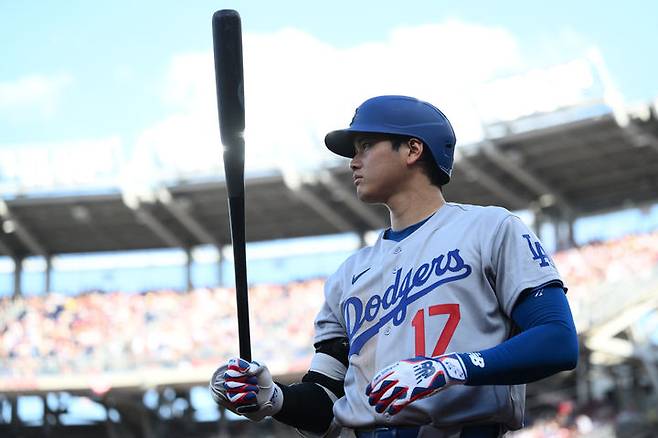 [워싱턴=AP/뉴시스] LA 다저스의 오타니 쇼헤이가 5일(한국 시간) 미국 워싱턴DC의 내셔널스파크에서 열린 2026 메이저리그(MLB) 워싱턴 내셔널스와의 경기에서 5회초 대기 타석에서 준비를 하고 있다. 2025.04.05