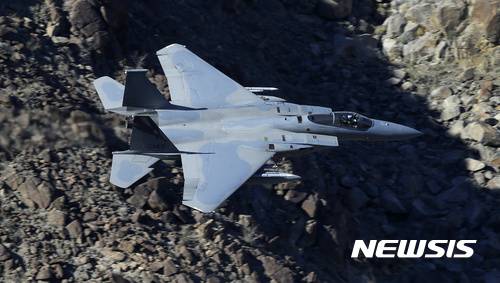 [데스밸리(미 캘리포니아주)=AP/뉴시스]미 F-15C 이글 전투기가 2017년 2월28일 캘리포니아주 데스밸리 상공에서 비행 훈련을 하고 있다. 3일 이란 상공에서 미 F-15 이글 전투기가 격추된 것은 미국에 상당한 타격을 입혔다고 BBC가 4일 보도했다. 이번 F-15 이글기의 격추는 이란이 제한된 용량이라도 여전히 자국의 하늘을 방어할 수 있음을 보여준 것으로, "이란은 자국 영토 상공에서 작전 중인 미 항공기에 아무 것도 할 수 없다. 이란의 방공망은 크게 약화됐다"는 도널드 트럼프 미 대통령의 주장과는 큰 차이를 보여주고 있다. 2026.04.05
