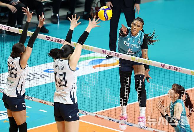 [서울=뉴시스] 이영환 기자 = 5일 오후 서울 중구 장충체육관에서 열린 2025-2026 V-리그 여자부 GS칼텍스와 한국도로공사의 챔피언결정전 3차전, GS 지젤 실바가 공격을 하고 있다. 2026.04.05. 20hwan@newsis.com