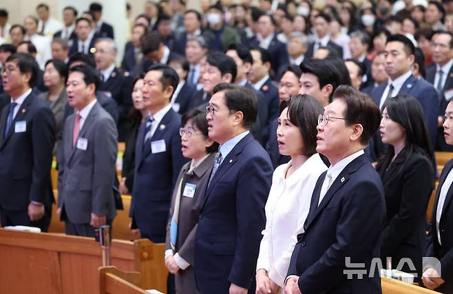 [서울=뉴시스] 고범준 기자 = 이재명 대통령과 김혜경 여사가 5일 서울 영등포구 여의도순복음교회에서 열린 2026 부활절 연합예배에서 찬송가를 부르고 있다. (청와대통신사진기자단) 2026.04.05. bjko@newsis.com