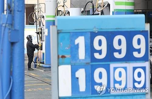 기름값 어디까지 오르나 (서울=연합뉴스) 김성민 기자 = 도널드 트럼프 미국 대통령이 1일(현지시간) 대국민 연설에서 이란과 합의가 이뤄지지 않으면 2∼3주에 걸쳐 이란을 극도로 강하게 타격할 것이라고 경고했다.     국제 유가가 다시 오름세를 보인 2일 서울 시내 한 주유소에 휘발유·경유 가격 안내문이 놓여 있다. 2026.4.2 ksm7976@yna.co.kr