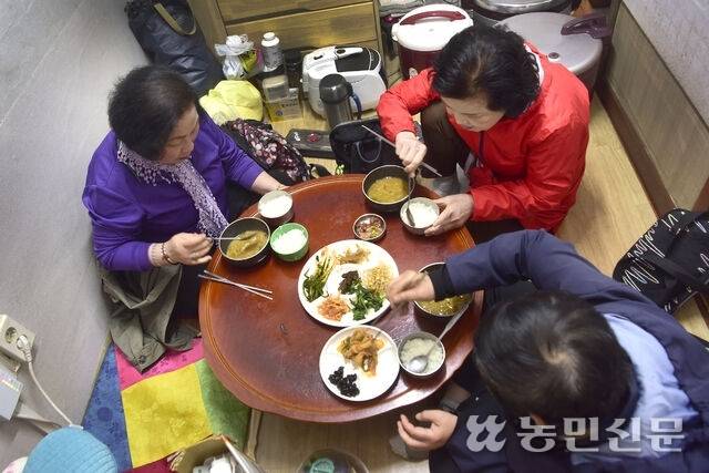 나무 소반 하나에 4명이 들어가면 꽉 차는 아늑한 공간. 낮엔 사랑방, 밤엔 할머니 잠자리가 된다. 익산=강재훈 프리랜서 기자