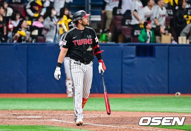 [OSEN=고척, 박준형 기자] 4일 오후 서울 고척스카이돔에서 ‘2026 신한은행 SOL Bank KBO리그’ 키움 히어로즈와 LG 트윈스의 경기가 진행됐다.이날 키움은 하영민을, LG는 임찬규를 선발투수로 내세웠다.  9회초 LG 선두타자 오스틴이 솔로홈런을 날리고 타구를 바라보고 있다.   2026.04.04 / soul1014@osen.co.kr