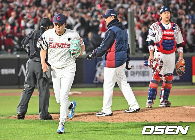[OSEN=부산, 이석우 기자] 4일 부산 사직야구장에서 2026 신한 SOL KBO 리그 롯데 자이언츠와 SSG 랜더스의 경기가 열렸다. 홈팀 롯데는 비슬리가, 방문팀 SSG는 김건우가 선발 출전했다.롯데 자이언츠 정철원이 7회초 역전을 허용한 후 교체되고 있다. 2026.04.04 / foto0307@osen.co.kr
